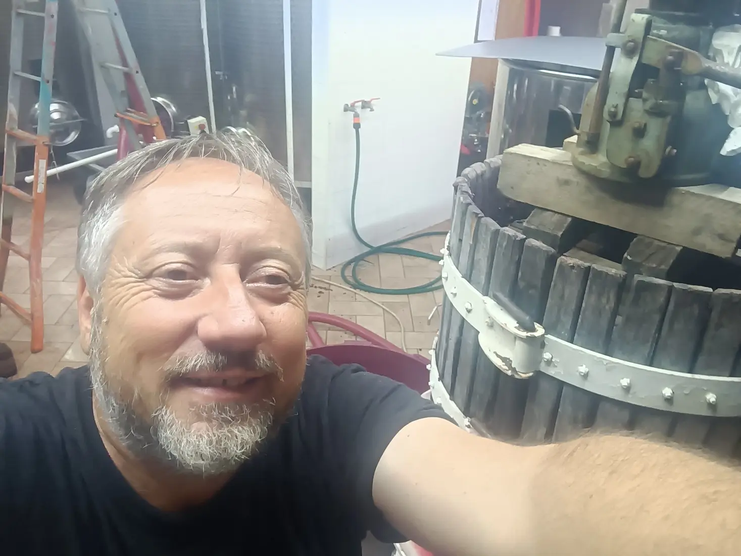 Marco Antonelli durante il lavoro in cantina
